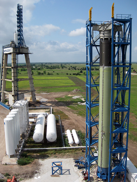 20090616_qualtank Falcon 9 first stage and interstage (right) on the structural test stand in Texas. To the left is the our largest test stand, used last November for our successful nine engine mission duration test firing.