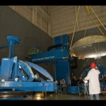 367678main__DSC0055_1_800-600 Marshall engineers hoist the fully assembled Ares I upper stage hydrogen dome test article off the world's largest robotic friction stir welder. Image credit: NASA/MSFC