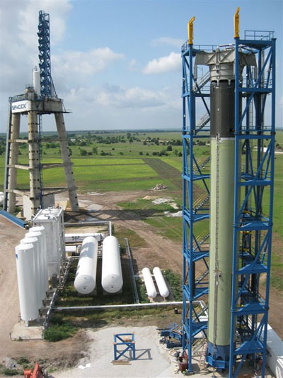 F9QualTank2 A Falcon 9 first stage (green) and interstage (black) during structural qualification testing at SpaceX's Texas Test Site.