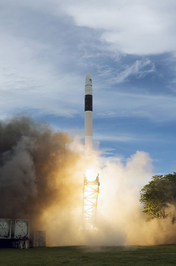 Liftoff_south_FULL_QQ9L7636 Liftoff of the Falcon 1 RazakSAT mission, from the SpaceX launch site on Omelek Island. Credit: SpaceX