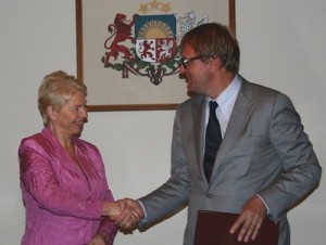 Picture010_large,0 Latvian Minister for Education and Science, Tatjana Koke, and ESA’s Peter Hulsroj sign the Cooperation Agreement