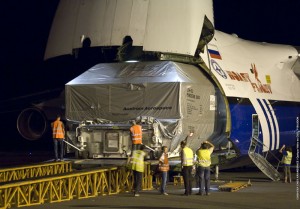 631_lg The container with Amazonas 2 is unloaded at Cayenne’s Rochambeau International Airport after a pre-dawn arrival of the An-124 cargo jetliner.