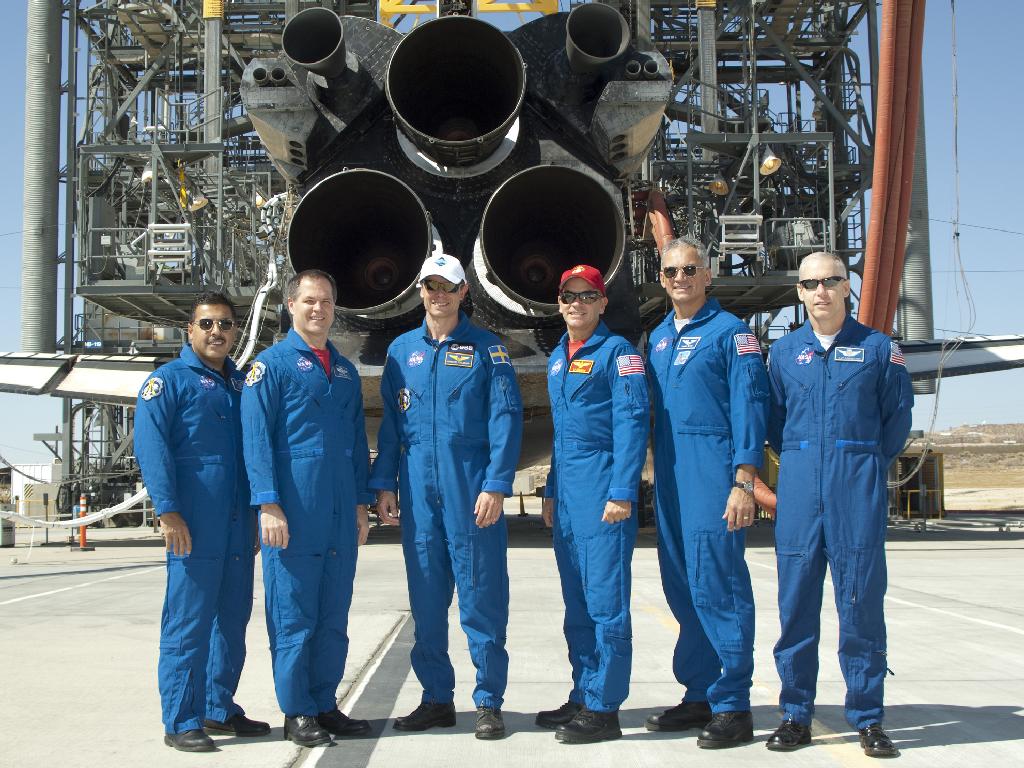 386077main_image_1468_1024-768 Members of the STS-128 mission crew line up behind Space Shuttle Discovery. Credit: NASA/Jim Ross