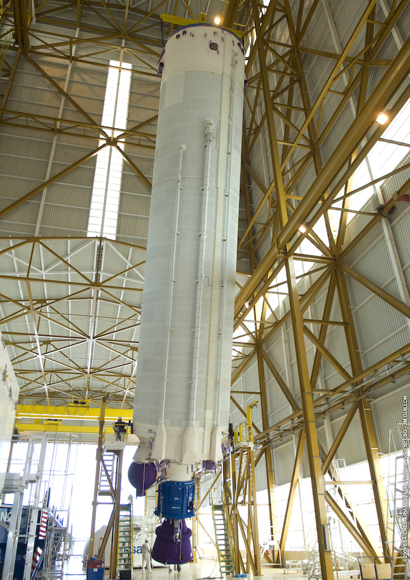 Destockage EPC The cryogenic core stage is raised to its vertical orientation in the receiving dock area of the Spaceport’s Launcher Integration Building. EADS Astrium Space Transportation has production responsibility for the 31-meter-tall stage.