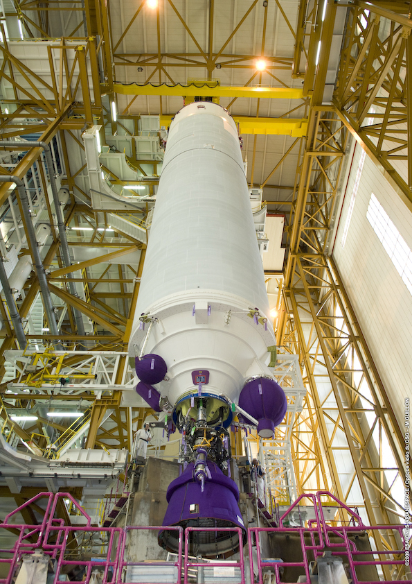 Intégration EPC The Ariane 5’s core stage is ready for its positioning over the mobile launch table in the Launcher Integration Building’s main assembly area – where the vehicle’s build-up is performed. Once it is suspended in place, Ariane 5’s two solid propellant boosters will be moved in for mating on each side of the stage.