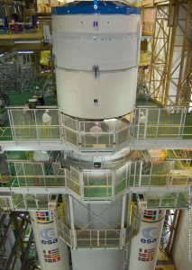 Intégration UPPER Composite The sixth Ariane 5 is fitted with its ESC-A cryogenic upper stage and vehicle equipment bay in the Launcher Integration Building.