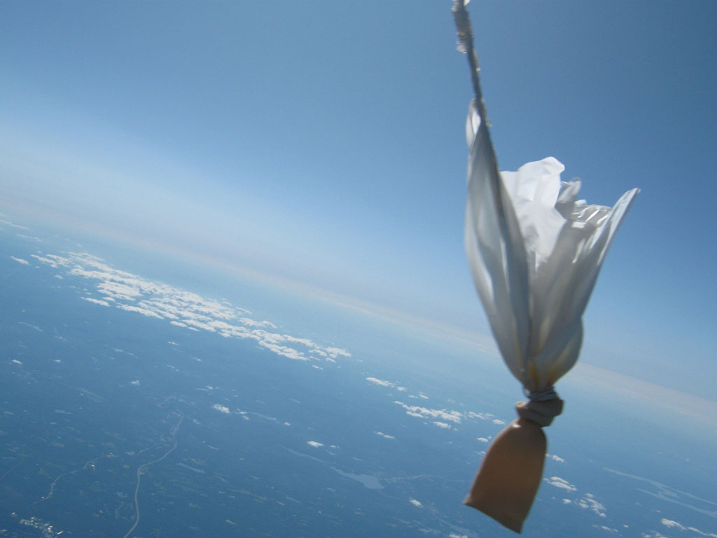 balloonsky The balloon falling back to Earth after bursting. Credit: 1337arts team.