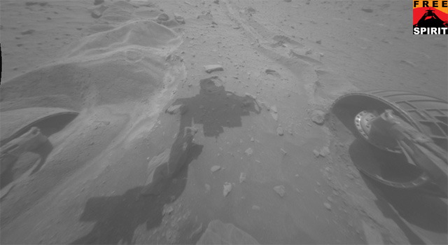 mer20091122-640 This blink comparison aids evaluation of a drive by NASA's Mars Exploration Rover Spirit during the rover's 2,092nd Martian day, or sol (Nov. 21, 2009).