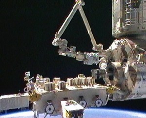The Japanese Experiment Module Robotic Manipulator System grapples and moves the small fine arm from the Kibo laboratory’s airlock. Credit: NASA TV The Japanese Experiment Module Robotic Manipulator System grapples and moves the small fine arm from the Kibo laboratory’s airlock. Credit: NASA TV