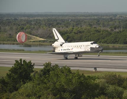 Space shuttle Discovery lands at NASA's Kennedy Space Center in Florida, Tuesday, April 20, 2010. Discovery and the STS-131 mission crew, Commander Alan Poindexter, Pilot James P. Dutton Jr. and Mission Specialists Dorothy Metcalf-Lindenburger, Rick Mastracchio, Stephanie Wilson, Clayton Anderson and Japanese astronaut Naoko Yamazaki returned from their mission to the International Space Station. Image credit: NASA/Bill Ingalls Space shuttle Discovery lands at NASA's Kennedy Space Center in Florida, Tuesday, April 20, 2010. Discovery and the STS-131 mission crew, Commander Alan Poindexter, Pilot James P. Dutton Jr. and Mission Specialists Dorothy Metcalf-Lindenburger, Rick Mastracchio, Stephanie Wilson, Clayton Anderson and Japanese astronaut Naoko Yamazaki returned from their mission to the International Space Station. Image credit: NASA/Bill Ingalls