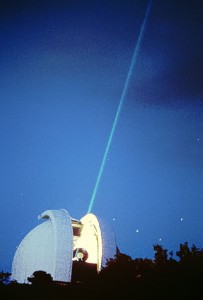 Lunar lézeres kezdve a McDonald Observatory.  Hitel: McDonald Observatory