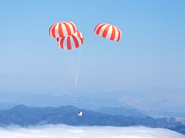 Fully deployed, the three main parachutes gently bring the Dragon spacecraft down for a water splashdown. Photo Credit: Chris Thompson/SpaceX. Fully deployed, the three main parachutes gently bring the Dragon spacecraft down for a water splashdown. Photo Credit: Chris Thompson/SpaceX.