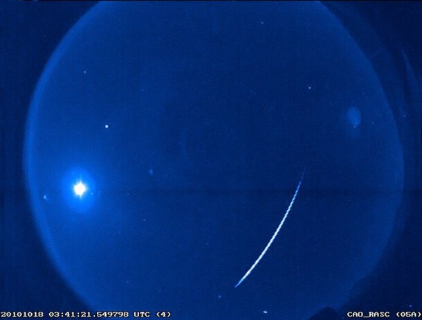 A 2010 Orionid meteor, seen over Western Ontario, Canada. A waxing gibbous moon shines brightly at the left side of the image. (Meteor Physics Group, University of Western Ontario) A 2010 Orionid meteor, seen over Western Ontario, Canada. A waxing gibbous moon shines brightly at the left side of the image. (Meteor Physics Group, University of Western Ontario)