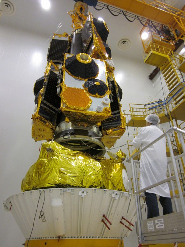 The dispenser with its six Globalstar second-generation satellites is installed atop Soyuz’ Fregat upper stage during integration activity at Baikonur Cosmodrome. The dispenser with its six Globalstar second-generation satellites is installed atop Soyuz’ Fregat upper stage during integration activity at Baikonur Cosmodrome.