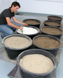 Differences between fine and coarse sand. Credit: DLR