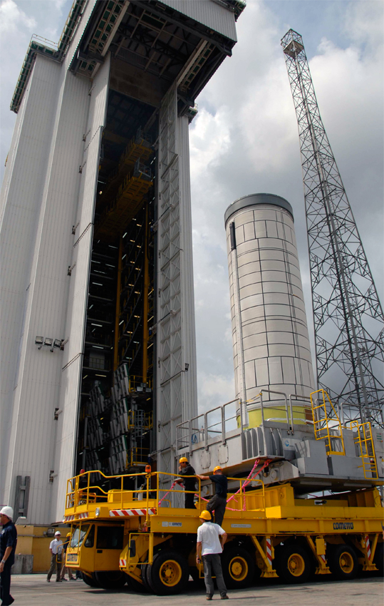 The photo shows the transporter arriving in front of the Vega’s mobile gantry, which is positioned over the launch pad. The photo shows the transporter arriving in front of the Vega’s mobile gantry, which is positioned over the launch pad.