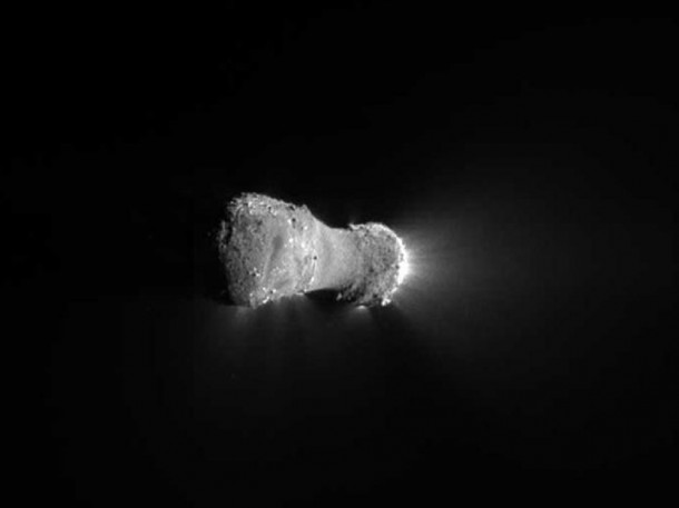 This close-up view of comet Hartley 2 was taken by NASA's EPOXI mission during its flyby of the comet on Nov. 4, 2010. It was captured by the spacecraft's Medium-Resolution Instrument. Image credit: NASA/JPL-Caltech/UMD This close-up view of comet Hartley 2 was taken by NASA's EPOXI mission during its flyby of the comet on Nov. 4, 2010. It was captured by the spacecraft's Medium-Resolution Instrument. Image credit: NASA/JPL-Caltech/UMD