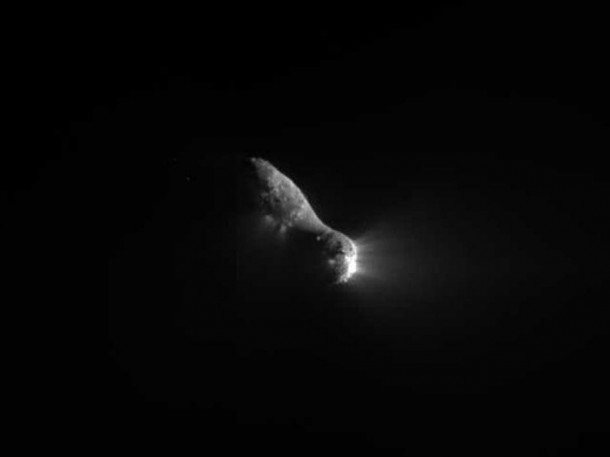 This close-up view of comet Hartley 2 was taken by NASA's EPOXI mission during its flyby of the comet on Nov. 4, 2010. It was captured by the spacecraft's Medium-Resolution Instrument. Image credit: NASA/JPL-Caltech/UMD This close-up view of comet Hartley 2 was taken by NASA's EPOXI mission during its flyby of the comet on Nov. 4, 2010. It was captured by the spacecraft's Medium-Resolution Instrument. Image credit: NASA/JPL-Caltech/UMD