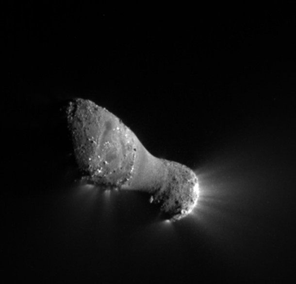 This image of comet Hartley 2 was taken as NASAs EPOXI mission flew by around 6:59 a.m. PDT (9:59 a.m. EDT), from a distance of about 435 miles (700 kilometers). credit: NASA/JPL-Caltech/UMD This image of comet Hartley 2 was taken as NASAs EPOXI mission flew by around 6:59 a.m. PDT (9:59 a.m. EDT), from a distance of about 435 miles (700 kilometers). credit: NASA/JPL-Caltech/UMD