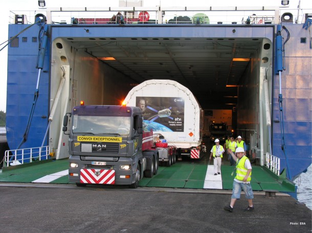 One of the containers with elements for the ATV Edoardo Amaldi is unloaded from the roll-on/roll-off MN Toucan at Pariacabo Port near Kourou. One of the containers with elements for the ATV Edoardo Amaldi is unloaded from the roll-on/roll-off MN Toucan at Pariacabo Port near Kourou.