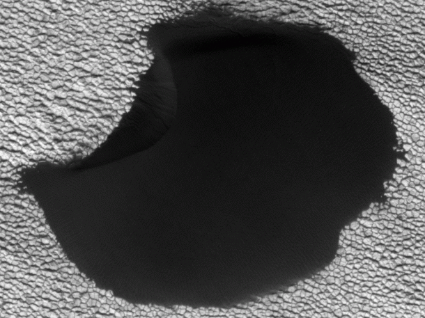 A dune in the northern polar region of Mars shows significant changes between two images taken on June 25, 2008 and May 21, 2010 by NASA's Mars Reconnaissance Orbiter. Image credit: NASA/JPL-Caltech/Univ. of Ariz./JHUAPL A dune in the northern polar region of Mars shows significant changes between two images taken on June 25, 2008 and May 21, 2010 by NASA's Mars Reconnaissance Orbiter. Image credit: NASA/JPL-Caltech/Univ. of Ariz./JHUAPL