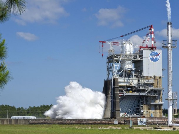 J-2X engine test at Stennis Space Center on April 26, 2012. (NASA/SSC) J-2X engine test at Stennis Space Center on April 26, 2012. (NASA/SSC)