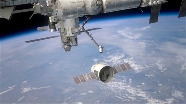 This artist’s rendition shows the SpaceX Dragon upon approach to the International Space Station. (NASA) This artist’s rendition shows the SpaceX Dragon upon approach to the International Space Station. (NASA)