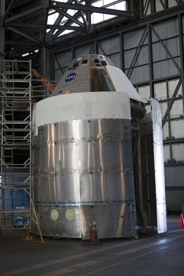 The Orion mockup and its service module simulator. Photo credit: NASA/Dmitri Gerondidakis The Orion mockup and its service module simulator. Photo credit: NASA/Dmitri Gerondidakis
