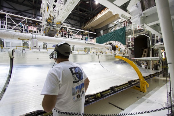 United Space Alliance Midbody Mechanical Lead Tim Keyser monitors space shuttle Atlantis' left payload bay door as it begins to close. Photo credit: NASA/Jim Grossmann United Space Alliance Midbody Mechanical Lead Tim Keyser monitors space shuttle Atlantis' left payload bay door as it begins to close. Photo credit: NASA/Jim Grossmann