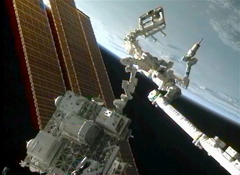 The Robotic Refueling Mission, or RRM, investigation (center, on platform) uses the International Space Station’s Canadarm2 and the Canadian Dextre robot (right) to demonstrate satellite-servicing tasks. (NASA) The Robotic Refueling Mission, or RRM, investigation (center, on platform) uses the International Space Station’s Canadarm2 and the Canadian Dextre robot (right) to demonstrate satellite-servicing tasks. (NASA)