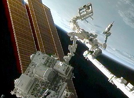 The Robotic Refueling Mission, or RRM, investigation (center, on platform) uses the International Space Station's Canadarm2 and the Canadian Dextre robot (right) to demonstrate satellite-servicing tasks. (NASA) The Robotic Refueling Mission, or RRM, investigation (center, on platform) uses the International Space Station's Canadarm2 and the Canadian Dextre robot (right) to demonstrate satellite-servicing tasks. (NASA)