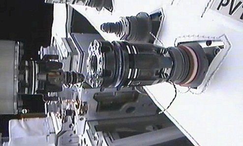 Stray drops of ethanol remain on the RRM Nozzle Tool after it withdraws from the fuel valve and the newly attached "quick disconnect" fitting. (NASA)) Stray drops of ethanol remain on the RRM Nozzle Tool after it withdraws from the fuel valve and the newly attached "quick disconnect" fitting. (NASA))