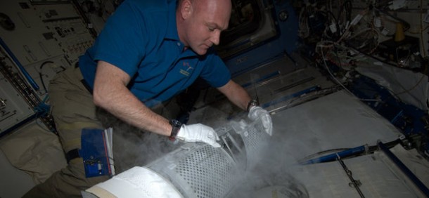 André Kuipers freezing samples André Kuipers freezing samples