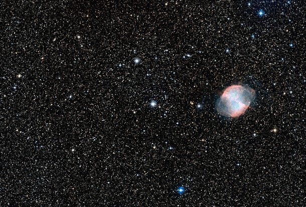 A star field image showing the star HD 189733 (centre). The NASA/ESA Hubble Space Telescope has given astronomers a fascinating new insight into the atmosphere of HD 189733b. To the right of the star is the notable planetary nebula Messier 27. The field-of-view is approximately 0.9 x 0.6 degrees. Credit: NASA, ESA, and the Digitized Sky Survey 2. Acknowledgment: Davide De Martin (ESA/Hubble) A star field image showing the star HD 189733 (centre). The NASA/ESA Hubble Space Telescope has given astronomers a fascinating new insight into the atmosphere of HD 189733b. To the right of the star is the notable planetary nebula Messier 27. The field-of-view is approximately 0.9 x 0.6 degrees. Credit: NASA, ESA, and the Digitized Sky Survey 2. Acknowledgment: Davide De Martin (ESA/Hubble)