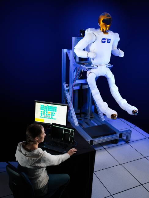 NASA’s Robonaut 2 is shown with the newly developed climbing legs, designed to give the robot mobility in zero gravity. R2's new set of legs are ready to head to space early next year. Image Credit: NASA NASA’s Robonaut 2 is shown with the newly developed climbing legs, designed to give the robot mobility in zero gravity. R2's new set of legs are ready to head to space early next year. Image Credit: NASA