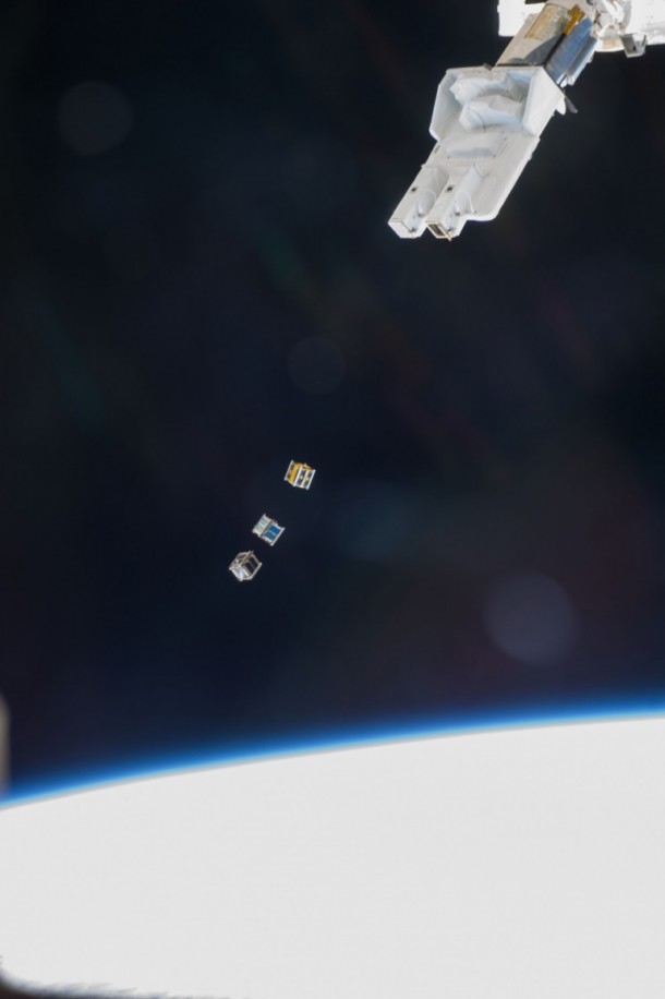 This image demonstrates how CubeSats like NanoRacks-ArduSat-2, NanoRacks-Planet Labs–Dove, and NanoRacks-SkyCube deploy from the JEM Small Satellite Orbital Deployer (J-SSOD) attached to the Kibo laboratory’s robotic arm. Image Credit: NASA This image demonstrates how CubeSats like NanoRacks-ArduSat-2, NanoRacks-Planet Labs–Dove, and NanoRacks-SkyCube deploy from the JEM Small Satellite Orbital Deployer (J-SSOD) attached to the Kibo laboratory’s robotic arm. Image Credit: NASA
