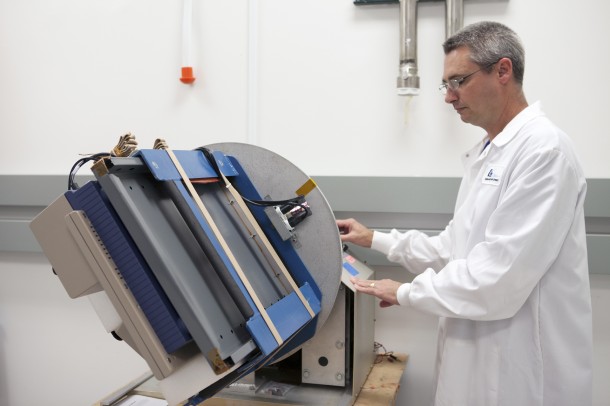 Donald Houzer, a QinetiQ North America mechanical technician, checks out the Advanced Plant Experiment (APEX) during prelaunch preparations in the Space Station Processing Facility. Image Credit: NASA/Kim Shiflett Donald Houzer, a QinetiQ North America mechanical technician, checks out the Advanced Plant Experiment (APEX) during prelaunch preparations in the Space Station Processing Facility. Image Credit: NASA/Kim Shiflett