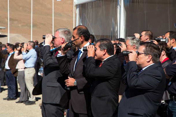 From left to right: ESO Director General Tim de Zeeuw, Subsecretario de Bienes Nacionales Jorge Maldonado, Intendente de Antofagasta Valentin Volta and president of ESO council Xavier Barcons. Jorge Maldonado is holding the radio as he is giving the command for the blast. Credit: ESO From left to right: ESO Director General Tim de Zeeuw, Subsecretario de Bienes Nacionales Jorge Maldonado, Intendente de Antofagasta Valentin Volta and president of ESO council Xavier Barcons. Jorge Maldonado is holding the radio as he is giving the command for the blast. Credit: ESO
