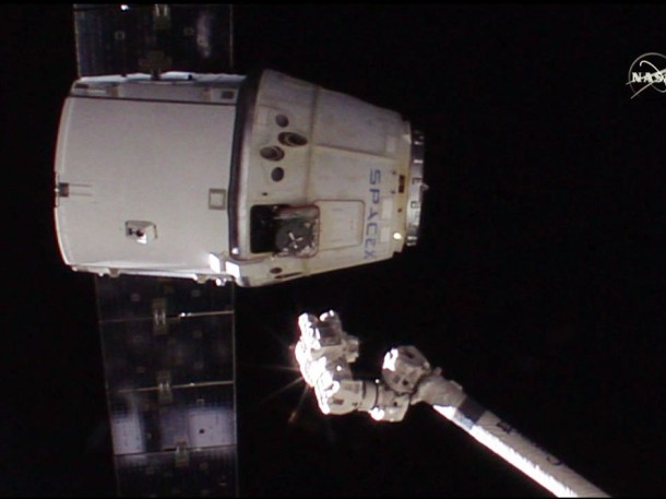 Samantha Cristoforetti commanded the Canadarm2 to release the SpaceX Dragon from its grip. Credit: NASA TV Samantha Cristoforetti commanded the Canadarm2 to release the SpaceX Dragon from its grip. Credit: NASA TV