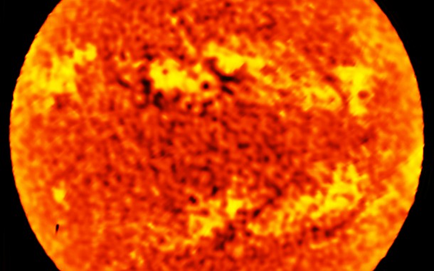 A map of the whole disc of the Sun was also made with a single ALMA antenna, using a technique called fast-scanning, at a wavelength of 1.25 millimetres. The accuracy and speed of observing with a single ALMA antenna make it possible to produce a map of the entire solar disc in just a few minutes. These maps show the distribution of temperatures in the chromosphere over the whole disc at low spatial resolution and therefore complement the detailed interferometric images of individual regions of interest. Credit: ALMA (ESO/NAOJ/NRAO) A map of the whole disc of the Sun was also made with a single ALMA antenna, using a technique called fast-scanning, at a wavelength of 1.25 millimetres. The accuracy and speed of observing with a single ALMA antenna make it possible to produce a map of the entire solar disc in just a few minutes. These maps show the distribution of temperatures in the chromosphere over the whole disc at low spatial resolution and therefore complement the detailed interferometric images of individual regions of interest. Credit: ALMA (ESO/NAOJ/NRAO)