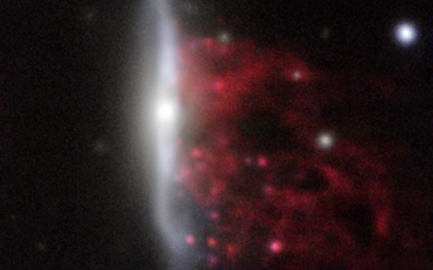This picture of one of the galaxies, nicknamed JW100, from the MUSE instrument on ESO’s Very Large Telescope in Chile, shows clearly how material is streaming out of the galaxy in long tendrils. Red shows the glow from ionised hydrogen gas and the whiter regions are where most of the stars in the galaxy are located. Credit: ESO/GASP collaboration This picture of one of the galaxies, nicknamed JW100, from the MUSE instrument on ESO’s Very Large Telescope in Chile, shows clearly how material is streaming out of the galaxy in long tendrils. Red shows the glow from ionised hydrogen gas and the whiter regions are where most of the stars in the galaxy are located. Credit: ESO/GASP collaboration