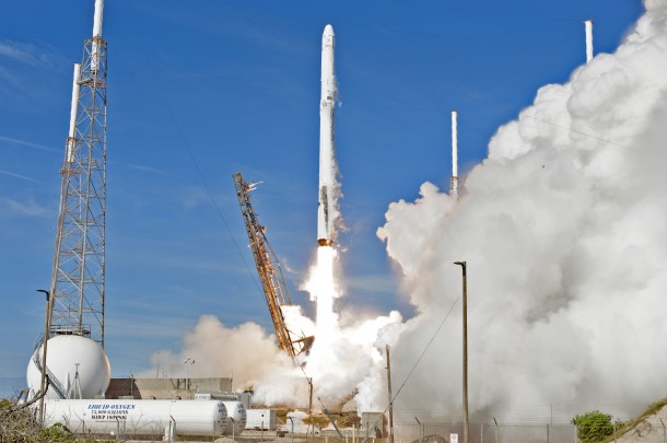 The SpaceX Dragon spacecraft successfully launched at 10:36 a.m. EST Dec. 15, 2017, from Cape Canaveral Air Force Station in Florida, carrying more than 4,800 pounds of research equipment, cargo and supplies to the International Space Station. Credits: NASA/Tony Gray and Sandra Joseph The SpaceX Dragon spacecraft successfully launched at 10:36 a.m. EST Dec. 15, 2017, from Cape Canaveral Air Force Station in Florida, carrying more than 4,800 pounds of research equipment, cargo and supplies to the International Space Station. Credits: NASA/Tony Gray and Sandra Joseph
